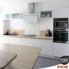 cuisine blanche sans poignee ipoma blanc brillant oskab meuble cuisine cuisine moderne cuisine blanche et bois