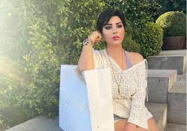 شمس الكويتية بقميص نوم مثير تارة وبالعباءة تارة أخرى في مسلسل سره الباتع