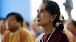 Aung san suu kyi (left) who has been detained in the coup, walks with general min aung hlaing (right) in 2016. Myanmar S Suu Kyi Makes First In Person Court Appearance Nikkei Asia