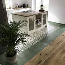 Eleganz Meets Moderne Moderne Landhauskuche Trifft Auf Elegante Zementfliesen In Erfrischendem Grun Moderne Bauerliche Kuchen Haus Kuchen Landhauskuche
