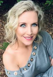 Two Doors Down (Série de TV 2016– )