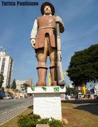 Em 2018, o edifício sofreu pichações em sua fachada, feitas pelo mesmo grupo responsável por vandalismos semelhantes no monumento às bandeiras e na estátua do borba gato, em 2016, e no estádio do morumbi, em 2017. Sp Estatua Do Borba Gato Monumento Feio De Sao Paulo Turista Paulistano