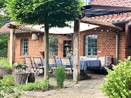 Das Terrassendach Aus Alten Holzbalken War Die Beste Investition Uberhaupt Im Garten Bei Katinkaa Uberdachung Garten Steinterrassen Terrassendach