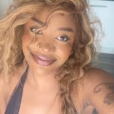 Sarah Lally's Instagram, Twitter & Facebook