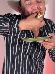 Asi me como el huevito con chorizito y chiltepinsito ...