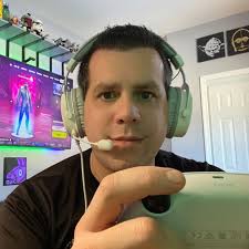 Finally got the tiny gold crown for Rey Dau after rerolling the entire day  for it with my friend 😭 Now there are only a couple crowns left until im  finished! MonsterHunterWilds