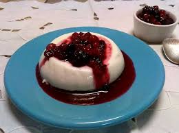 Aggiungere 200 ml di panna da montare o da cucina e 300 ml di latte. Panna Cotta Con Salsa Ai Frutti Di Bosco