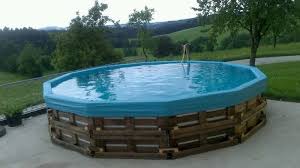 Pool Aus Paletten Selber Bauen Wichtige Tipps Und Ideen In 2020 Building A Pool Pallet Pool Solar Light Crafts