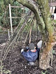 Tipi Tipi Yeah Zelt Aus Zweigen Bauen Doppelkinder In 2020 Tipi Tipi Bauen Garten