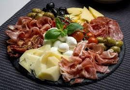 Comment Composer Un Plateau De Charcuterie Qui Soit Beau Et Bon Plateau Charcuterie Plateau Antipasti Repas Italien