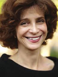 DESIGNING A NEW MEDILL CHICAGO \ KIM BARKER'S FOREIGN CORRESPONDENT  EXPERIENCE GETS BIG-SCREEN TREATMENT \ TAKING SELFIES PAY