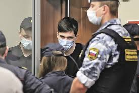 Ильназ галявиев пытался прорваться в кабинеты, где спрятались дети, выдавая себя за полицейского. Kak Provedet Ostatok Zhizni Kazanskij Ubijca Ilnaz Galyaviev