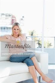 Blonde Frau nackte Füße mit einem Glas Fruchtsaft - Stockbilder -  Masterfile - Premium RF Lizenzfrei, Bildnummer: 6109-06194259