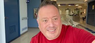 Empresario Don Stockwell pasó por la sala de operaciones