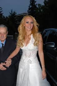 Μπορεί ο γάμος της έλενας παπαρίζου και του ανδρέα καψάλη, να μην έγινε πέρυσι όπως όλοι περιμέναμε αλλά όλα δείχνουν πως πλέον είναι γεγονός. Poia Einai H Nyfh Poy Sas Arese Pio Poly Ta Apotelesmata Ths Pshfoforias