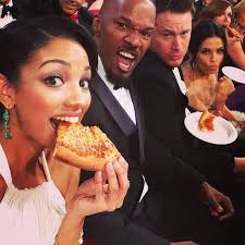 Corinne Foxx snapped a selfie while eating pizza in the audience with