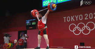 The jerk begins from the front rack position, which is the finishing position of the clean.the lifter dips a few inches by bending the knees, keeping the back vertical, and then explosively extends the knees, propelling the barbell upward off the shoulders, and then quickly dropping underneath the bar by pushing upward with the arms and splitting the legs into a lunge position, one forward. Y8coiongf04y4m