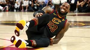James rarely misses games because of injury, and even last year at 33 and in his 15th nba season, he played in all 82 games. Lebron James Avoids Serious Injury Set For Rest Sporting News