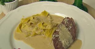 Im gegensatz zum orginal mit apfelkren fehlen hier allerdings die äpfel in der meerrettichsoße. Tafelspitz In Meerrettichsosse Mit Preiselbeerreduktion Und Bandnudeln Rezept Gesendet Von Das Perfekte Dinner Eine Vielzahl Von Leckeren Rezepten Einfache Gerichte