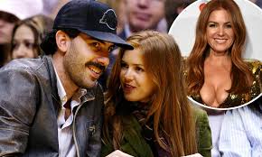 Isla fisher and husband sacha baron cohen showed off their beach bodies while vacationing with daughters olive and elula in capri, italy splash news. Isla Fisher Celebrates 18 Year Romance With Husband Sacha Baron Cohen Daily Mail Online