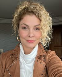 A melhor idade é estar vivo🌻 Celebro o hoje, o agora, os meus 45 anos🙌🏼  E você, qual a sua idade? Me conta. Vamos celebrar a vida, sem nenhuma data  especial! Apenas