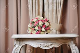Check spelling or type a new query. Hochzeitsblumenstrauss Der Braut Bunten Blumen Rosa Weissen Rosen Liegen Auf Dem Tisch An Der Hochzeit Lizenzfreie Fotos Bilder Und Stock Fotografie Image 39492294