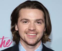 Il est connu pour son rôle de noah flynn dans the kissing booth 1 et de nathaniel « nate » jacobs dans la série hbo à succès euphoria Who Is Joel Courtney From His Age To His Height 10 Things You Need To Know About Capital