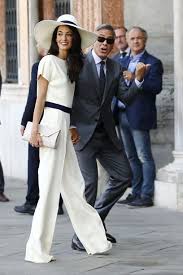 Der richtige schnitt für ein hochzeitskleid. Stylebook Willkommen Beim Beauty Portal Stylebook Dem Profi Fur Skincare Make Up Hair Und Body Themen Alle Trends Im Uberblick Mode Hosenanzug Modeideen