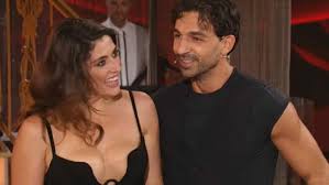 Con elisa isoardi un rapporto che va oltre., la conduttrice a oggi è un altro. Ballando Con Le Stelle Elisa Isoardi Senza Raimondo Todaro Ricoverato In Ospedale Sara Operato