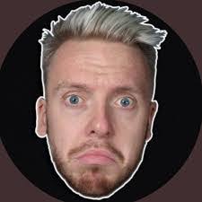 Abigail Thackray's Instagram, Twitter & Facebook