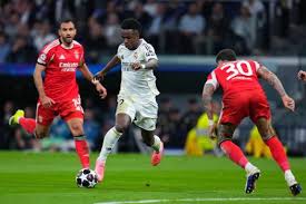 Vinícius Júnior abucheado por hinchas de Benfica. Los del Madrid muestran pancarta antirracismo