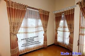 Model gorden minimalis untuk gorden jendela ruang tamu yang memiliki lebar 2 meter di rumah klasik sangat cocok dengan model gorden minimalis warna abu abu. Gambar Gorden Rumah Kayu Minimalis Shreenad Home