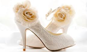 In tessuto, con applicazioni preziose, in pizzo e addirittura con. Scarpe In Pizzo Il Dettaglio Romantico Da Avere Leitv