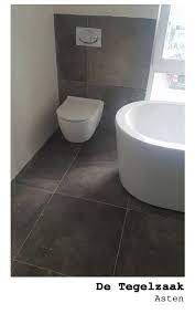 stoere toilet 60x60 antraciet met een vleugje bruin getrommelde tegel toilet badkamer toiletvoorbeelden toiletideas badkamer badkamer modern tegel badkamer