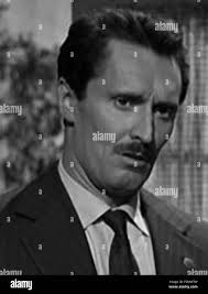 Italiano: Pietro Germi in una scena del film Un maledetto imbroglio (1959).  30 March 2013, 23:50 (UTC). Maledettoimbroglio-trio.jpg: Gawain78 at the  Italian project. derivative work: Cavarrone 71 Pietro Germi Stock Photo