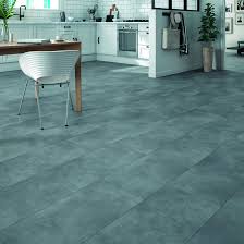 Vediamo quindi quali sono gli sconti del volantino di leroy merlin che si trovano adesso in offerta per quanto riguarda piastrelle, mattonelle e parquet. Pavimento Pvc Flottante Clic Alamoso Sp 4 2 Mm Grigio Argento Prezzo Online Leroy Merlin Pavimenti In Vinile Pavimento Grigio Pavimenti