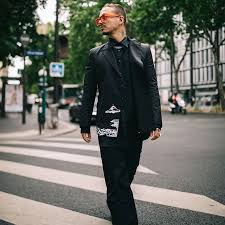 J Balvin Shows Off His Streetstyle While In Paris For Pfw Sporting Orange Rimmed Square Sunnies Jbalvin Stree Paris Fashion Week Nice Dresses Fashion