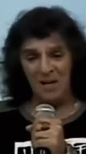 A história de Glória Gaynor, a Rainha da Música Disco 🎙️🔥