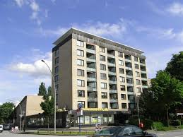 Sie teilt sich auf in eine etage im hochparterre sowie einem elternschlafzimmer mit separaten masterbad im souterrain. 3 Zimmer Wohnung Zu Vermieten Hofweg 95 22085 Hamburg Uhlenhorst Mapio Net