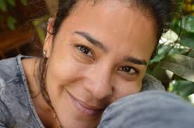 Una sonrisa 😊... De la naturaleza somos y al natural me presento...  enamorada... #Enamorada de mi con todas esas pecas, ojeras, mal humor, y  mucho más... Enamorada de mi para poder dar #