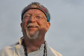 De Nederlandse sjamaan Searching Deer, ofwel Jan Prins (71) kreeg  landelijke bekendheid door het uitvoeren van het Medicijnwielritueel in De  Stoel van Rik Felderhof.