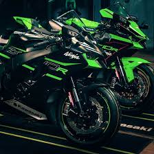 The New Kawasaki ZX10R, in its complete new Avatar, not only looks Robust but is also packed heavy with the best electronic package. With INLINE 4, 213BHP, TFT DISPLAY, SMART PHONE CONNECTIVITY,