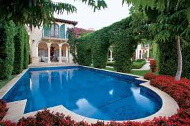 Haus Garten Idyllische Gartengestaltung Im Italienischen Stil In Sudflorida Garten Gartengestaltung Pool Landscaping Garden Design Florida Landscaping