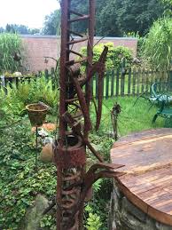 Neben dem bau und der gestaltung von gärten und außenanlagen spielt vor allem auch die pflege dieser anlagen eine wichtige rolle in ihrem leistungsspektrum. Altes Werkzeug Als Deko An Rankhilfe Old Tool As Decoration Alte Werkzeuge Hinterhof Garten Landschaftsbau