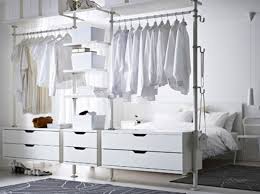 15 Idees De Dressings Pour Un Petit Appartement Elle Decoration Idee Dressing Decoration Dressing Armoire Chambre