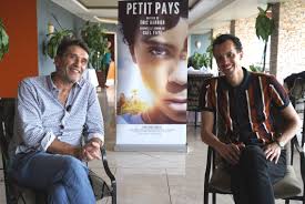 Le tiers restant de petit pays est la tombée de gabriel dans les filets de la guerre, de sa violence gratuite, de la haine, de la mort, du massacre. Gael Faye Et Eric Barbier Pour Le Film Petit Pays