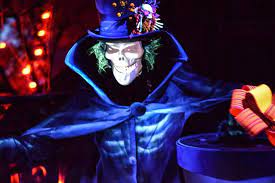 Hatbox Ghost Got A Few Additions During Haunted Mansion Holiday