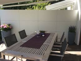 Sichtschutz Aus Weissen Hpl Platten Genutet Auf Wunsch In Vielfaltigen Farben Erhaltlich Garten Platten Sichtschutzzaun Garten Garten Design