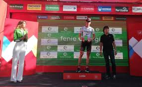 Trofeo de vidrio reciclado recibirán los ganadores de etapa la vuelta a españa simboliza su cuidado con el medio ambiente a través de los trofeos que recibirán los ganadores de cada etapa. El Burgos Bh Obtiene El Quinto Premio De La Combatividad De La Vuelta A Espana Burgosconecta