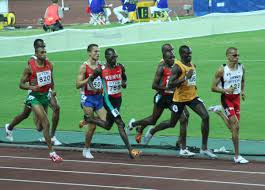 Los 400 metros lisos o 400 metros planos es una prueba de velocidad mantenida del atletismo actual en la que los atletas corren por cada carril en que se divide la pista, situándose a distintas distancias, para así evitar que los competidores de los carriles exteriores recorran más metros que los de los carriles interiores. 800 Metros Wikipedia La Enciclopedia Libre